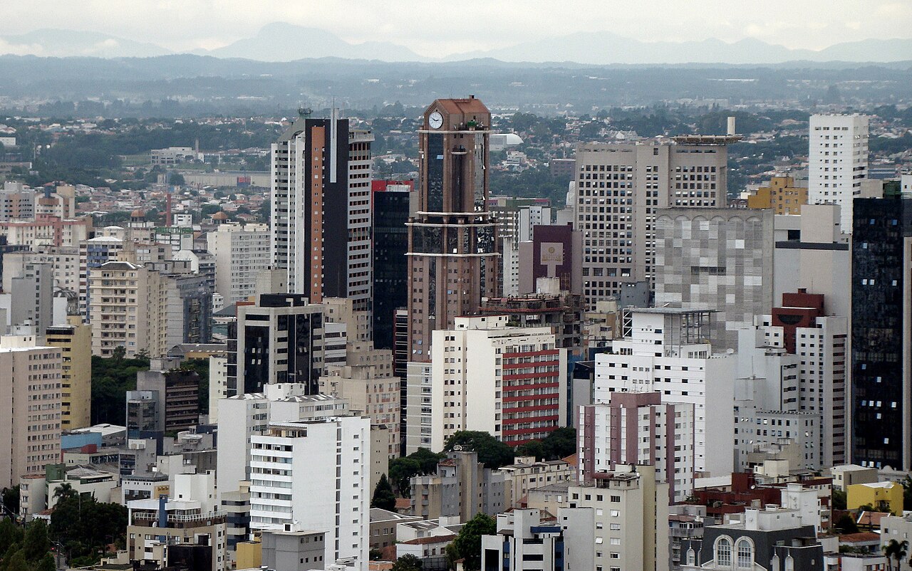 Prédios residenciais e comerciais no centro de Curitiba