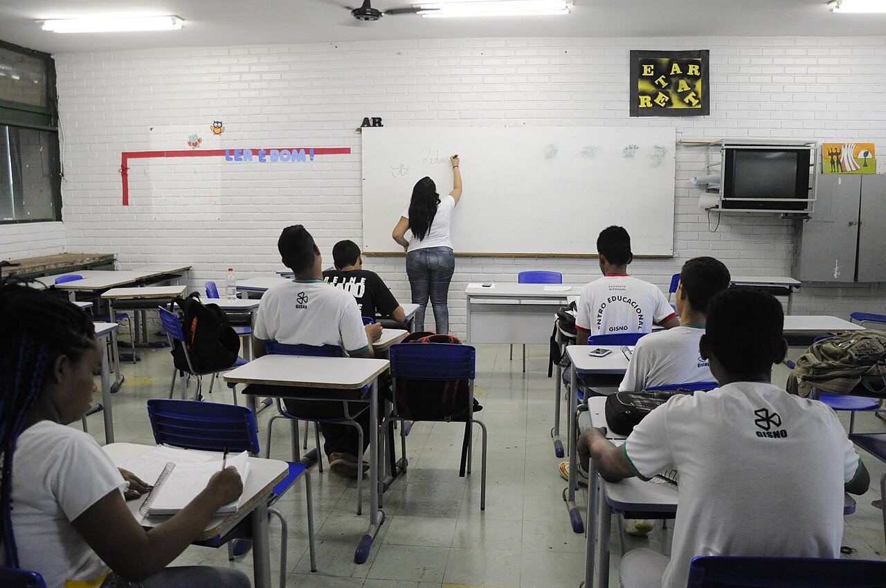 Estudantes acompanham a aula em uma sala de escola pública